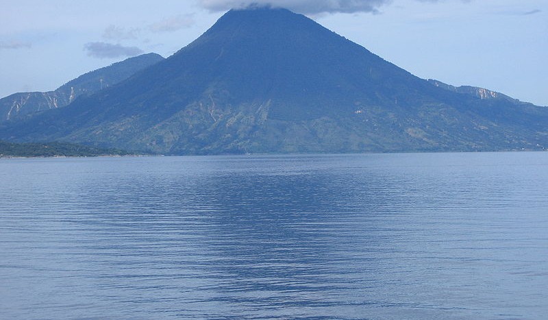 Lago Atitlán y Volcán Toliman, Guatemala - Raymond Ostertag, Creative Commons Genérica de Atribución/Compartir-Igual 2.5 | namasteviajes.com