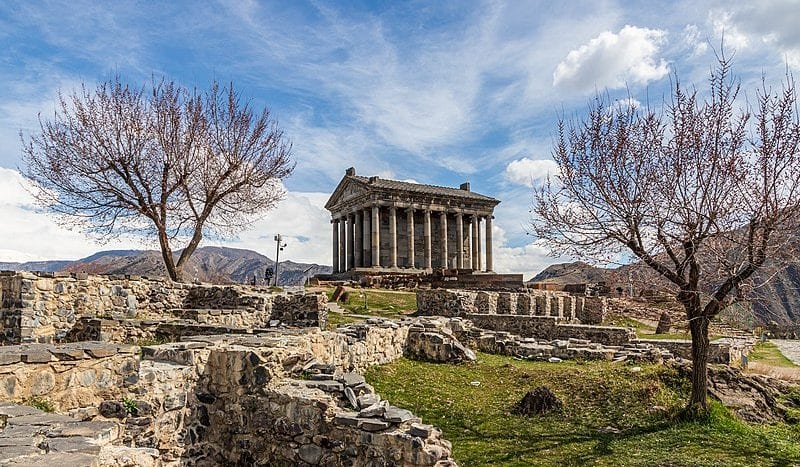 Templo de Garni, Armenia - Image: Matthias Süßen (matthias-suessen.de) Licence: license CC BY-SA via Wikimedia Commons | namasteviajes.com